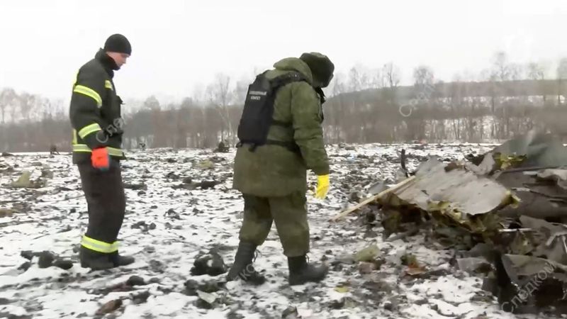 © Reuters. Investigators work at the crash site of the Russian Ilyushin Il-76 military transport plane near the village of Yablonovo in the Belgorod region, Russia, in this still image from video released February 1, 2024. Russian Investigative Committee/Handout via REUTERS