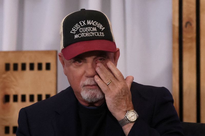 &copy; Reuters. FOTO DE ARCHIVO: El cantante Billy Joel se seca las lágrimas durante el anuncio del fin de su residencia de actuaciones en el Madison Square Garden de Nueva York, Estados Unidos. 1 de junio de 2023. REUTERS/Brendan McDermid/Archivo
