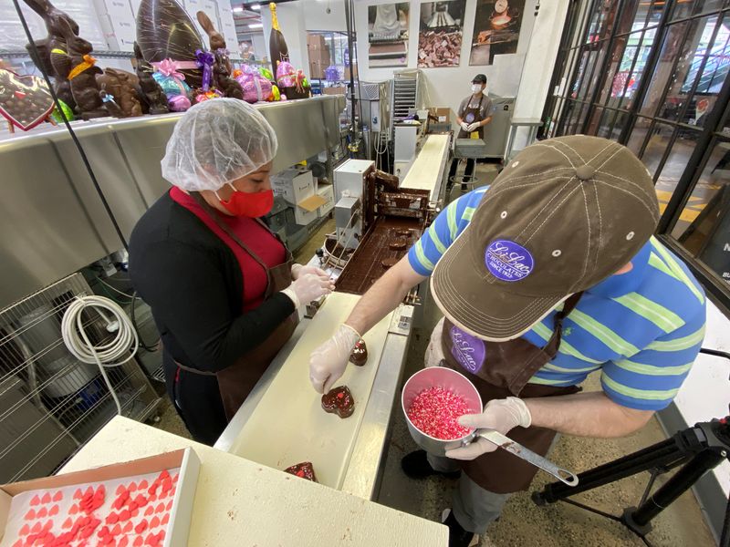 © Reuters. FILE PHOTO: Workers process sweets at Li-Lac Chocolates in the Brooklyn borough of New York City, U.S. February 11, 2022. REUTERS/Christine Kiernan/File Photo