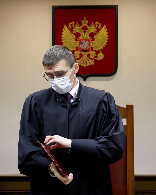 © Reuters. FILE PHOTO: Oleg Nefedov, a judge of Russia’s Supreme Court, opens a document case before reading out the verdict during a hearing to consider a request by the Ministry of Justice to recognize the LGBTQ movement as extremist in Moscow, Russia, November 30, 2023. REUTERS/Maxim Shemetov/File Photo