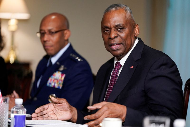 &copy; Reuters. U.S. Defense Secretary Lloyd Austin meets with British Defense Minister Grant Shapps at the Pentagon in Washington, U.S., January 31, 2024. REUTERS/Joshua Roberts/File Photo