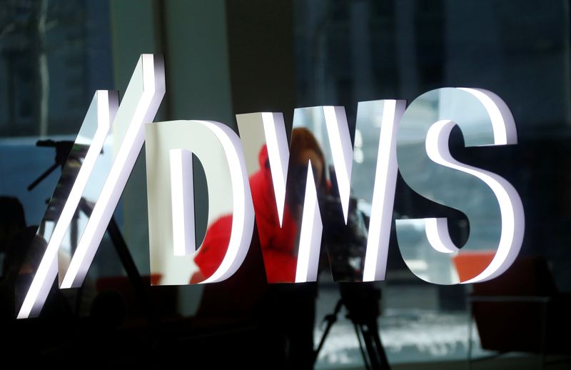 &copy; Reuters. Le logo de DWS Asset Management de Deutsche Bank à leur siège à Francfort, en Allemagne. /Photo prise le 19 mars 2018/REUTERS/Ralph Orlowski
