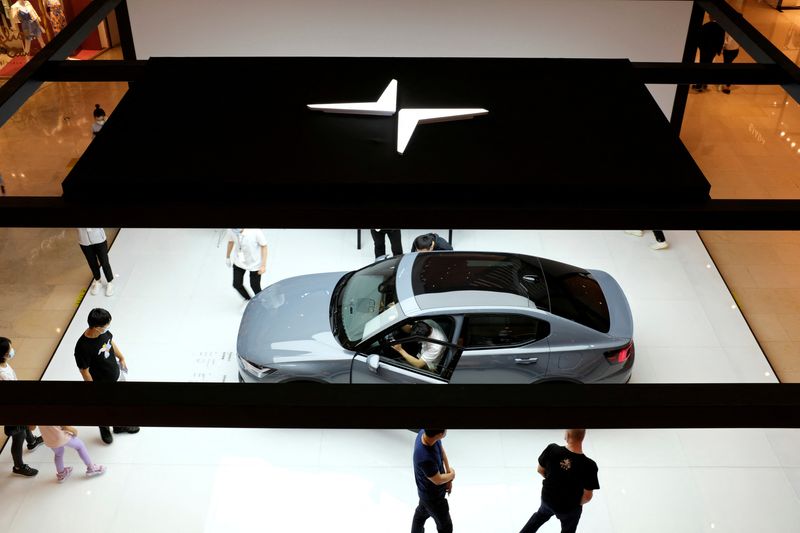 &copy; Reuters. FILE PHOTO: People look at a Polestar 2 electric sedan displayed in a shopping mall in Shanghai, China May 5, 2020. Picture taken May 5, 2020. REUTERS/Yilei Sun/File Photo