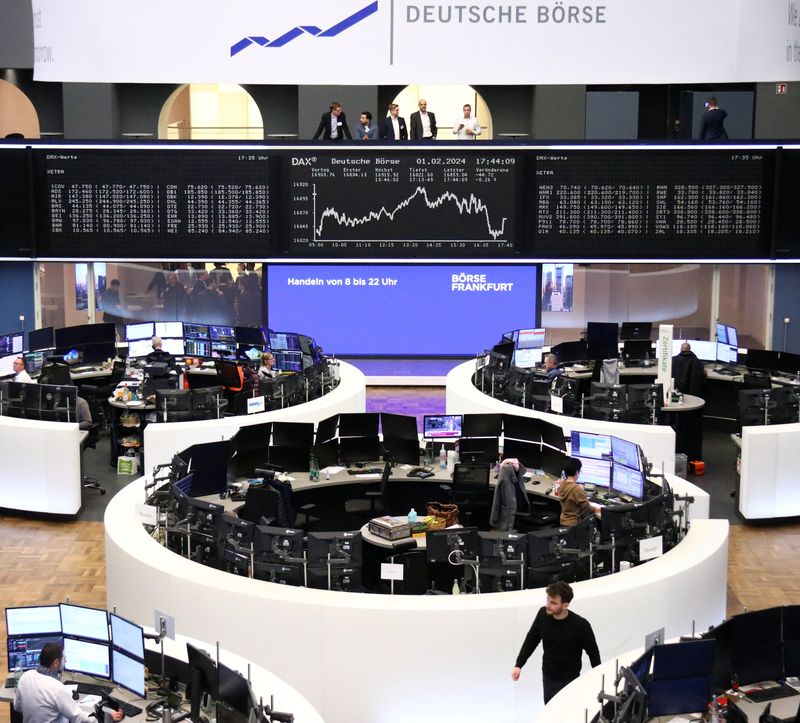 &copy; Reuters. شاشة تعرض بيانات مؤشر داكس الألماني في بورصة فرانكفورت يوم الخميس في صورة لرويترز.