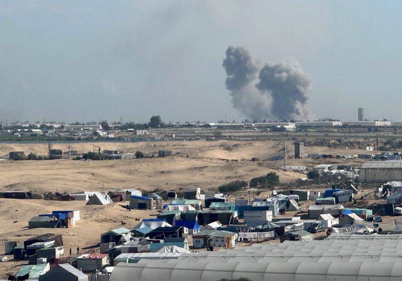 &copy; Reuters. دخان يتصاعد خلال عملية برية في خان يونس كما يظهر من مخيم يؤوي نازحين في رفح بجنوب قطاع غزة يوم 31 يناير كانون الثاني 2024. تصوير: باسم مسعود -  روي