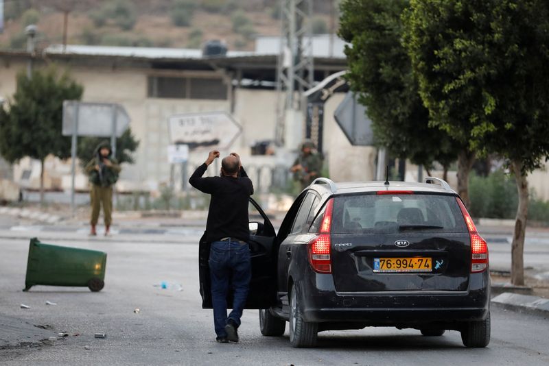 &copy; Reuters. جندي إسرائيلي يقف عند معبر بعد هجوم مستوطنين بالقرب من نابلس في الضفة الغربية المحتلة يوم الثاني من نوفمبر تشرين الثاني 2023. تصوير: رنين صواف