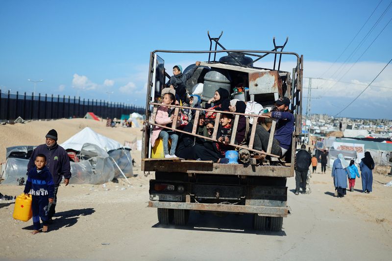 &copy; Reuters. فلسطينيون ينزحون من خان يونس بسبب العملية البرية الإسرائيلية داخل عربة تتجه إلى رفح في جنوب قطاع غزة يوم الأربعاء. تصوير: محمد سالم - رويترز.