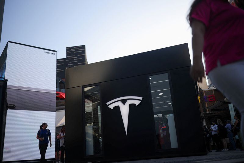 Tesla abre su primera tienda en Sudamérica en la capital chilena por Reuters