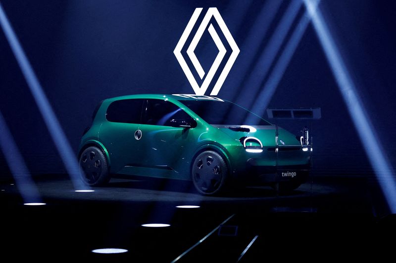 &copy; Reuters. Le logo Renault lors d'une journée d'investisseurs pour sa filiale Ampere, à Paris. /Photo prise le 15 novembre 2023/REUTERS/Gonzalo Fuentes