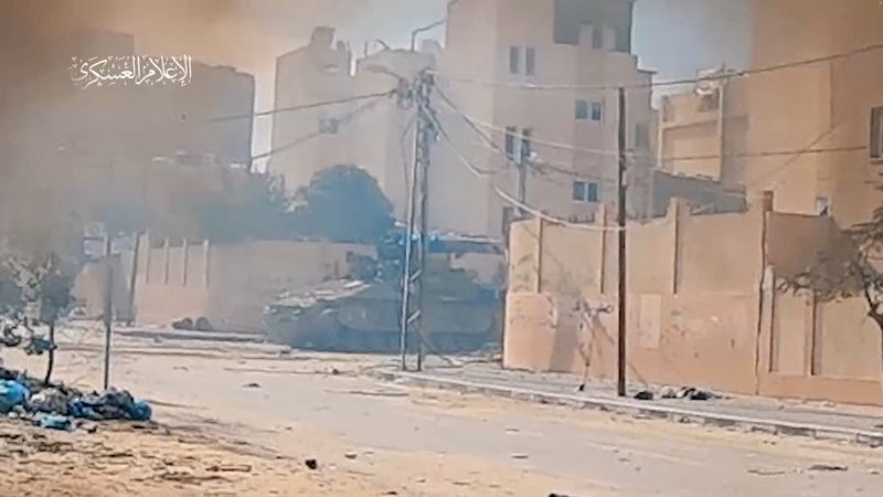 &copy; Reuters. Une vue montre un véhicule militaire, dans le cadre du conflit actuel entre Israël et le groupe islamiste palestinien Hamas, dans un lieu donné comme Khan Younis, dans la bande de Gaza. /Image fixe obtenue à partir d'une vidéo publiée le 29 janvier 