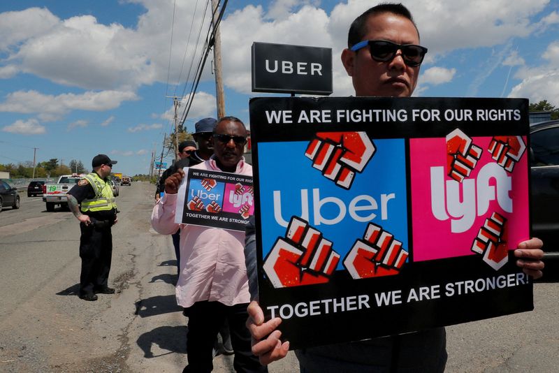 &copy; Reuters. FILE PHOTO: Uber and Lyft drivers protest during a day-long strike outside Uber’s office in Saugus, Massachusetts, U.S., May 8, 2019.   REUTERS/Brian Snyder/File Photo