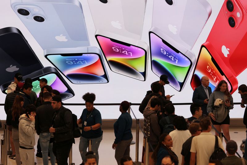 &copy; Reuters. Customers queue at the Apple Fifth Avenue store for the release of the Apple iPhone 14 range in Manhattan, New York City, U.S., September 16, 2022.  REUTERS/Andrew Kelly/File Photo