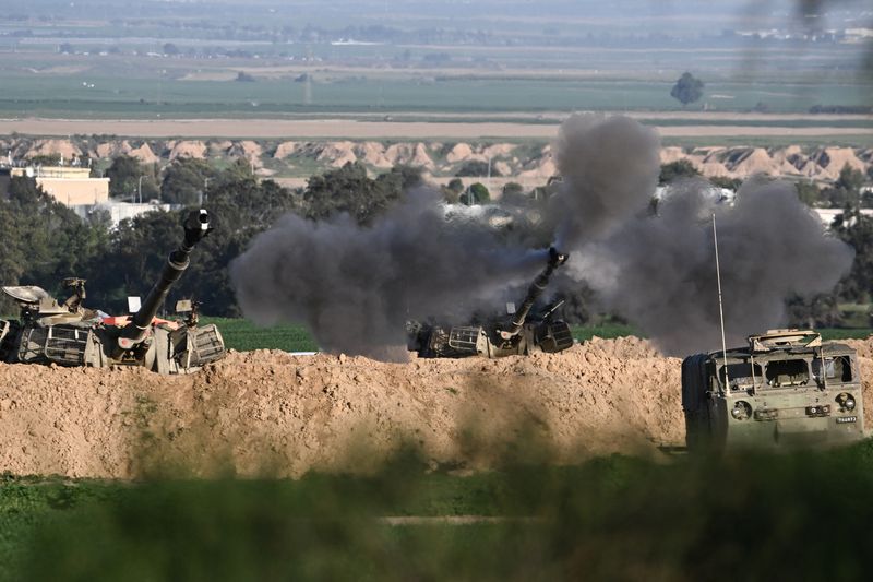 &copy; Reuters. وحدة تابعة للمدفعية الإسرائيلية تطلق قذائف باتجاه غزة متمركزة بالقرب من حدود الجانبين في إسرائيل يوم الخميس. تصوير: ديلان مارتينز - رويترز.