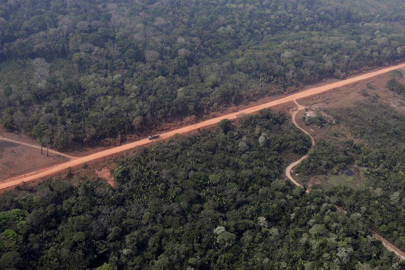 &copy; Reuters. Imagem aérea da rodovia BR-319 perto da cidade de Humaitá, no Amazonas
22/08/2019
REUTERS/Ueslei Marcelino