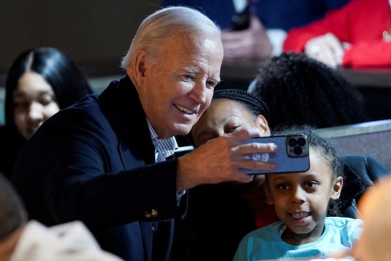 &copy; Reuters. Presidente dos EUA, Joe Biden, posa para uma foto em restaurante de Detroit, em Michigan
01/02/2024
REUTERS/Kevin Lamarque