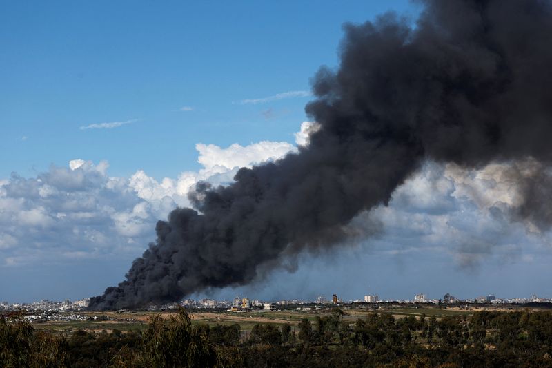 &copy; Reuters. دخان متصاعد من شمال غزة كما يظهر من إسرائيل يوم 31 يناير كانون الثاني 2024. تصوير: عامير كوهين - رويترز.