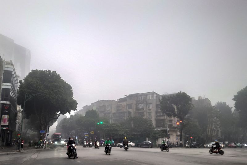 &copy; Reuters. منظر لحركة المرور وسط تلوث الهواء في هانوي بفيتنام يوم الجمعة. تصوير: خان فو - رويترز.