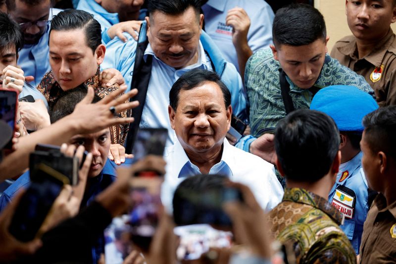 &copy; Reuters. FILE PHOTO: Indonesia's Defence Minister and presidential candidate Prabowo Subianto is surrounded by his supporters as he arrives at his campaign rally in Jakarta, Indonesia, January 26, 2024. REUTERS/Willy Kurniawan/File Photo