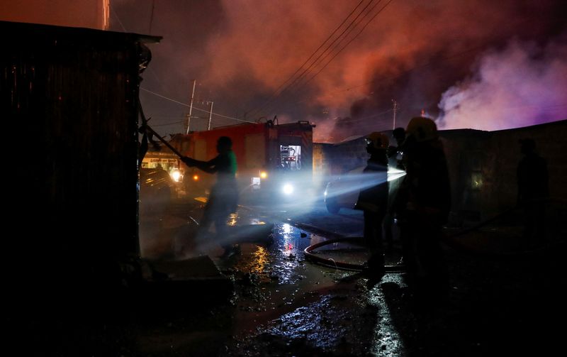&copy; Reuters. Les pompiers tentent d'éteindre l'incendie sur les lieux d'une explosion dans un dépôt de fortune de remplissage de bouteilles de gaz à Nairobi, au Kenya. /Photo prise le 2 février 2024/REUTERS/Thomas Mukoya