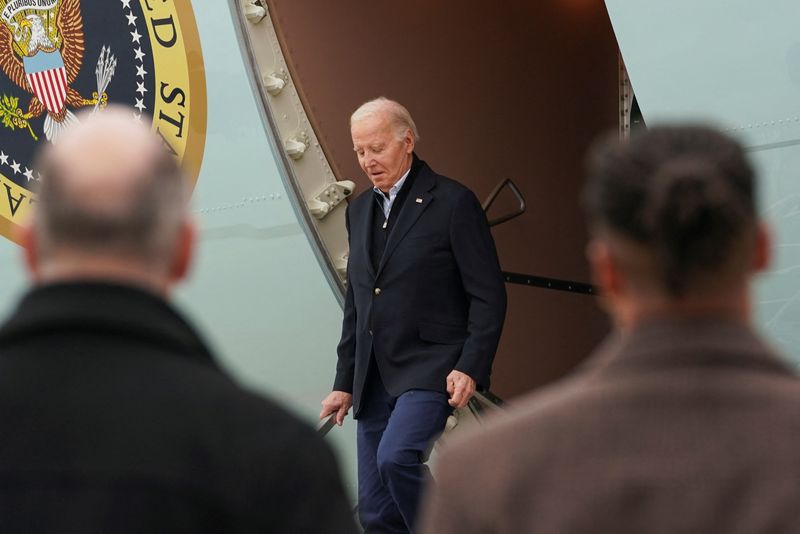 &copy; Reuters. U.S. President Joe Biden disembarks Air Force One as he arrives in the Detroit metro area, Michigan, U.S., February 1, 2024.  REUTERS/Kevin Lamarque