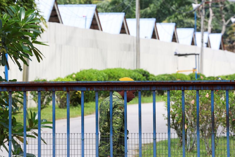 © Reuters. A security guard is stationed at the entrance of an immigration detention centre where more than 100 Myanmar migrants, including Rohingya refugees, escaped, at Bidor, Malaysia February 2, 2024. REUTERS/Hasnoor Hussain