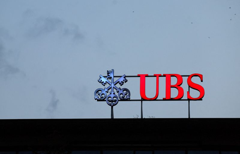 &copy; Reuters. A UBS logo is seen next to Credit Suisse at the Bahnhofstrasse before a news conference of Swiss bank UBS in Zurich Switzerland, August 30, 2023.  REUTERS/Denis Balibouse/File Photo