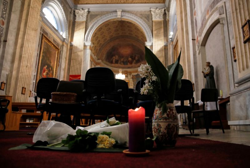 &copy; Reuters. زهور داخل كنيسة سانتا ماريا الكاثوليكية الإيطالية بعد يوم من هجوم خلال قداس الأحد قُتل فيه رجل في إسطنبول بتركيا يوم 29 يناير كانون الثاني 2024