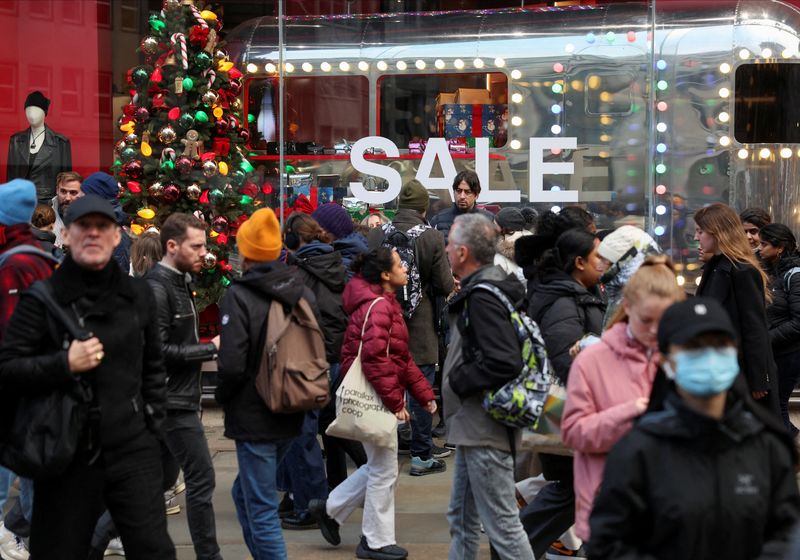 &copy; Reuters. FILE PHOTO: Shoppers walks past sale signage on Regent Street during the Boxing Day sales, in London, Britain, December 29, 2023. REUTERS/Isabel Infantes/File Photo