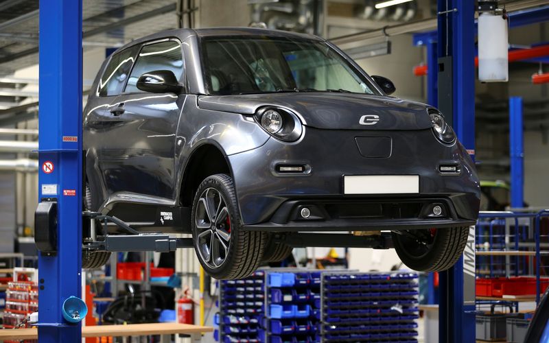&copy; Reuters. FILE PHOTO: An e.Go Life city car of Germany's electric car startup e.GO Mobile AG, that develops and produces electric vehicles, is seen in the prototype assembly line of the production engineering cluster of the RWTH Aachen Campus, Germany's largest eng