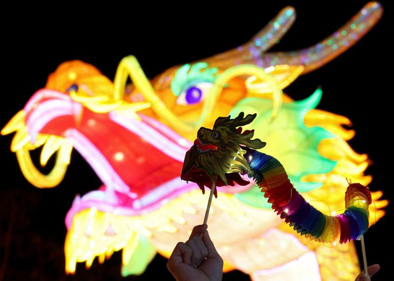 &copy; Reuters. FILE PHOTO: A performer holds a replica of dragon during a show ahead of the Chinese Lunar New Year celebration at Fo Guang Shan Dong Zen Buddhist Temple in Jenjarom, Malaysia January 26, 2024. REUTERS/Hasnoor Hussain/File Photo