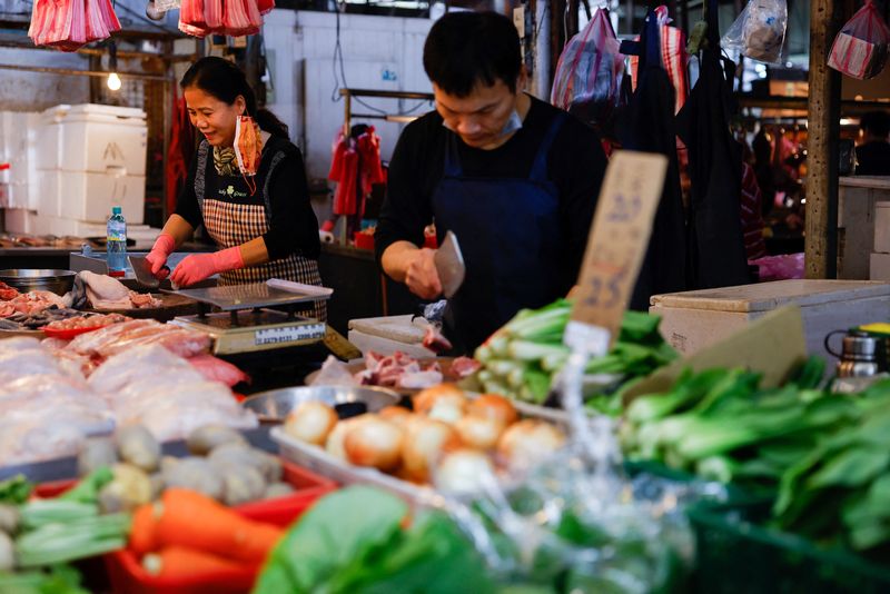 &copy; Reuters. FILE PHOTO: Butchers chop meat at their stall at a market in New Taipei City, Taiwan January 31, 2024. REUTERS/Ann Wang/File Photo