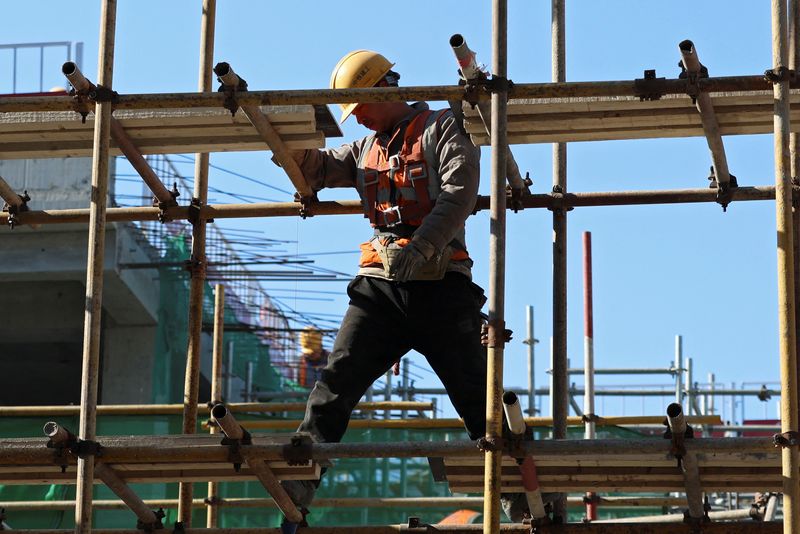 &copy; Reuters. FILE PHOTO: A worker stands on a scaffolding at a construction site in Beijing, China January 26, 2024. REUTERS/Florence Lo/File Photo