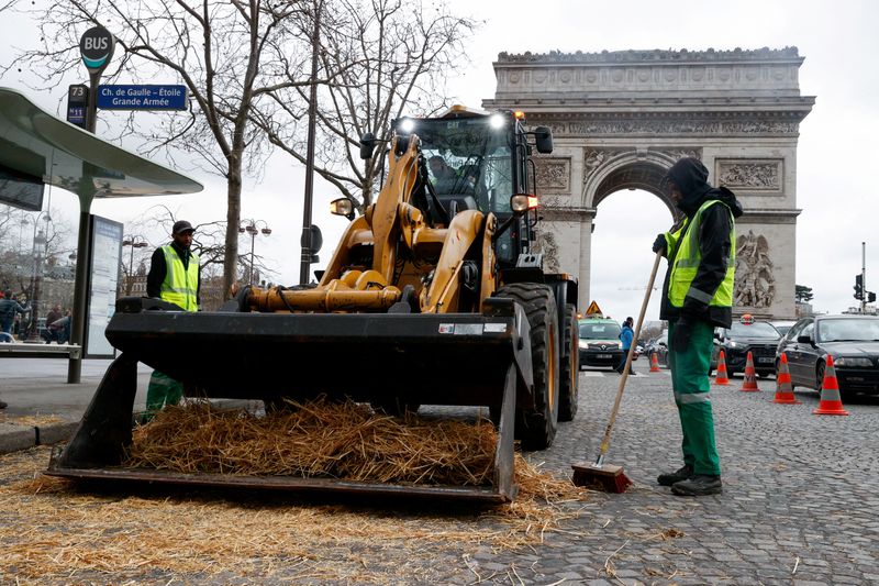 &copy; Reuters. Des employés municipaux nettoient la paille lors d'une manifestation d'agriculteurs, à Paris. /Photo prise le 1er février 2024/REUTERS/Abdul Saboor