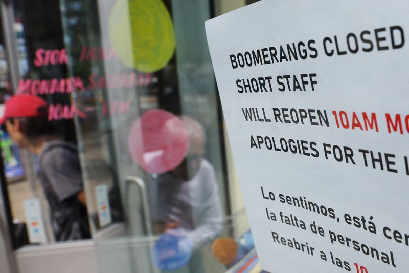 &copy; Reuters. Un negozio informa la propria clientela della carenza di personale. Cambridge, Massachusetts. 28 agosto 2023.   REUTERS/Brian Snyder
