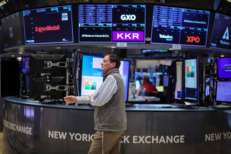 &copy; Reuters. FILE PHOTO: Traders work on the floor at the New York Stock Exchange (NYSE) in New York City, U.S., January 31, 2024.  REUTERS/Brendan McDermid/File Photo