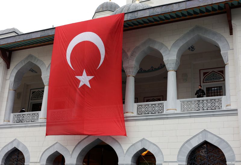 &copy; Reuters. Un drapeau turc, à la mosquée Barbaros Hayrettin Pasa, à Istanbul. /Photo prise le 12 mai 2023/REUTERS/Murad Sezer