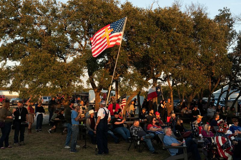 &copy; Reuters. Un grupo de personas participa en una manifestación organizada por la caravana de camioneros "Recuperemos nuestra frontera" contra los migrantes que cruzan desde México, en Dripping Springs, Texas, Estados Unidos. 1 de febrero de 2024.  REUTERS/Go Nakam