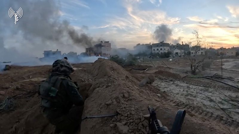 &copy; Reuters. جنود إسرائيليون في موقع يقال إنه خان يونس بقطاع غزة في صورة مأخوذة من مقطع فيديو نشرته القوات الإسرائيلية يوم الخميس وحصلت عليها رويترز.