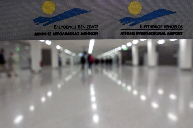 &copy; Reuters. Visitatori passeggiano all'interno del nuovo aeroporto internazionale di Atene "Eletherios Venizelos" il 21 marzo 2001, una settimana prima dell'apertura ufficiale dell'aeroporto prevista per il 27 marzo. L'aeroporto, situato a 19 km a nord-est della capi