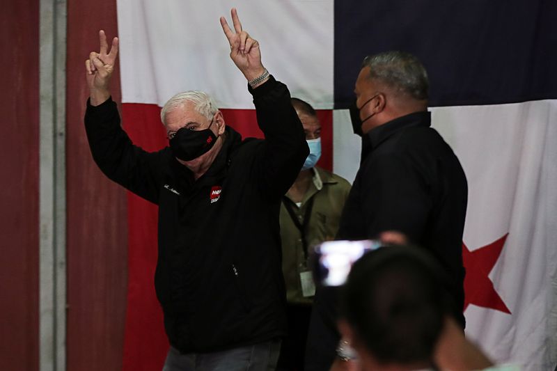 &copy; Reuters. Foto del expresidente de Panamá Ricardo Martinelli gesticulando mientras arriba a un juzgado en la Ciudad de Panamá 
Nov 9, 2021. REUTERS/Erick Marciscano/

