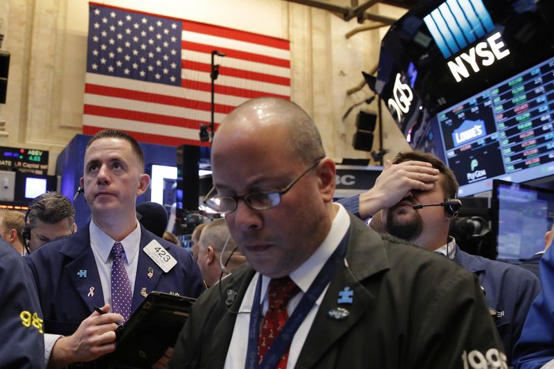 &copy; Reuters. Des traders travaillent à la Bourse de New York. /Photo prise le 14 décembre 2016/REUTERS/Lucas Jackson
