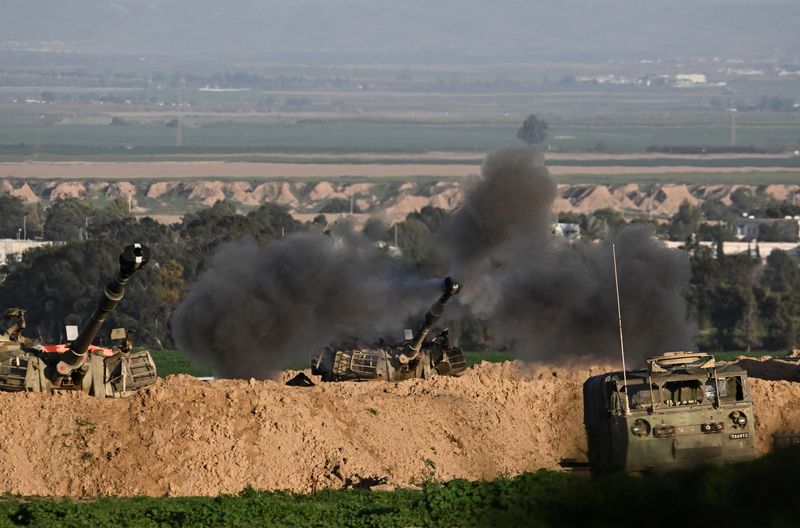 &copy; Reuters. An Israeli mobile artillery unit fires towards Gaza, amid the ongoing conflict between Israel and the Palestinian Islamist group Hamas, near the Israel-Gaza border, in Israel, February 1, 2024. REUTERS/Dylan Martinez