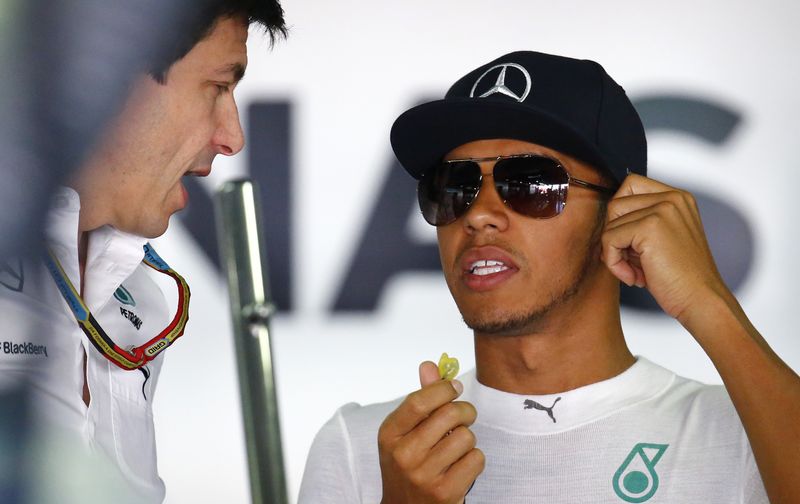&copy; Reuters. FOTO DE ARCHIVO-El piloto de Fórmula Uno de Mercedes, Lewis Hamilton, habla con el jefe de deportes de motor de Mercedes, Toto Wolf, durante la primera sesión de entrenamientos libres antes del Gran Premio de Alemania de F1 en el circuito de carreras de