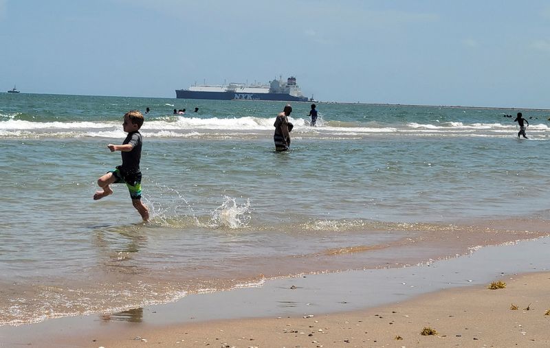 &copy; Reuters. FILE PHOTO: A child plays at Surfside Beach as France-flagged vessel LNG Adventure departs from Freeport, Texas, bound for the Panama Canal, in Freeport, Texas, U.S. July 28, 2023. REUTERS/Marianna Parraga/File Photo
