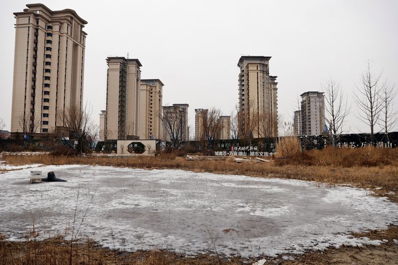 © Reuters. A view of an unfinished residential compound developed by China Evergrande Group in the outskirts of Shijiazhuang, Hebei province, China February 1, 2024. REUTERS/Tingshu Wang