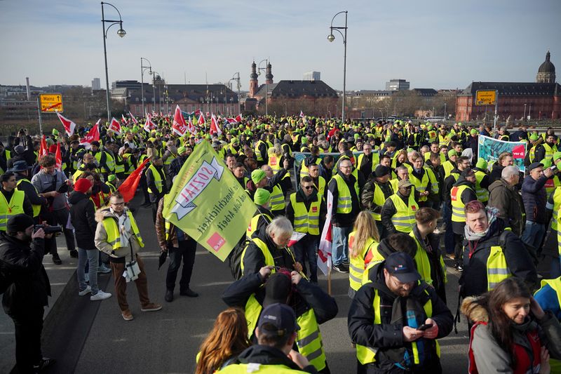 &copy; Reuters. عمال النقل العام في ألمانيا خلال إضراب دعت إليه نقابة فيردي العمالية في مدينة ماينز يوم الجمعة. تصوير: تيم رايشات - رويترز.