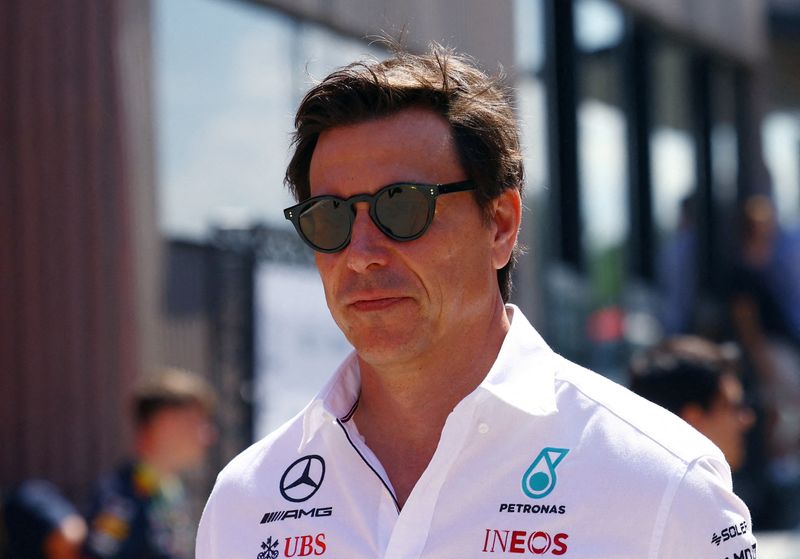 &copy; Reuters. FOTO DE ARCHIVO: Toto Wolff, director del equipo Mercedes, antes de los entrenamientos del Gran Premio de Hungría de la Fórmula Uno en el circuito Hungaroring de Budapest, Hungría. 22 de julio, 2023. REUTERS/Bernadett Szabo/Archivo