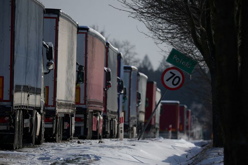 &copy; Reuters. Des camions font la queue pour traverser la frontière polono-ukrainienne au point de passage de Hrebenne-Rawa Ruska à Potoki, en Pologne. /Photo prise le 8 janvier 2024/REUTERS/Kacper Pempel
