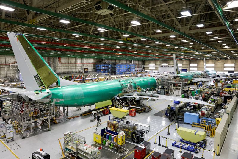 &copy; Reuters. FOTO DE ARCHIVO: La línea de producción del avión de patrulla marítima Boeing P-8 Poseidon aparece en la fábrica 737 de Boeing en Renton, Washington, Estados Unidos. 18 de noviembre de 2021. REUTERS/Jason Redmond