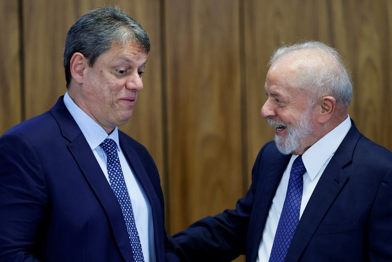 &copy; Reuters. Lula e Tarcísio participam de cerimônia no Palácio do Planalto, em Brasília
12/12/2023
REUTERS/Adriano Machado